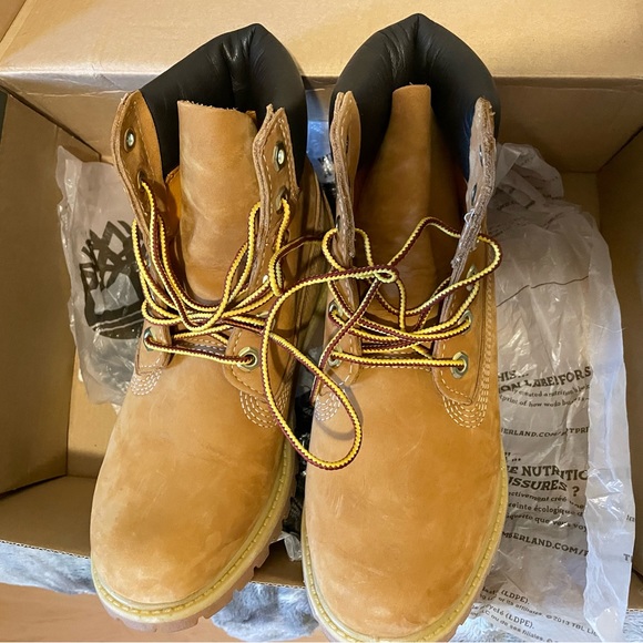 Women’s timberland boots. In new condition with box. Size 5.5 - Picture 2 of 3